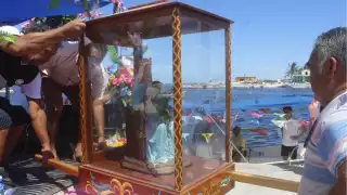 Imagen de la virgen abordada en embarcación para su procesión por el mar