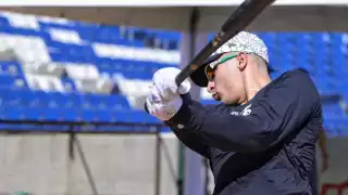 Bateadores y jugadores defensivos se quedaron en el diamante del estadio para trabajar