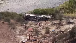 Tragedia en Perú: al menos 37 muertos tras caer un autobús por un abismo en la Panamericana Sur