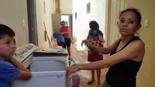 La falta de agua y los cortes de luz tienen cansados a los vecinos