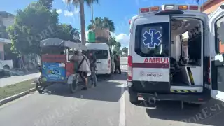 Mototaxi se impacta contra combi en Escárcega; dos mujeres resultan heridas