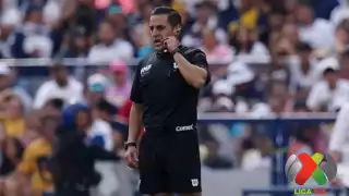 El árbitro central, Mario Terrazas, revisó la falta del defensa Nathan Silva en el VAR y, tras acudir a revisar la jugada en la pantalla, informó al estadio la decisión tomada