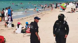 El hombre logró ingresar hasta el agua, para luego ser detenido por los oficiales