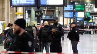 Hombre que atacó a personas en tren de París podría morir tras disparos de policías