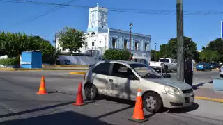 Auto 'fantasma' impacta a una pareja y huye en Progreso