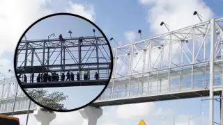 Hombre amenaza con lanzarse de un puente peatonal del Periférico de Mérida