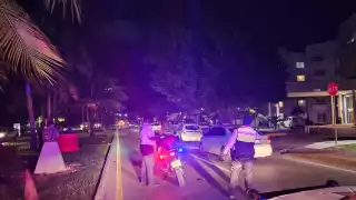Los agentes policiacos localizaron la moto Dinamo debajo de la plataforma que presuntamente hacía su alto y el conductor de la unidad ligera se impactó de lleno.