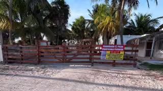Temen privatización de acceso a la playa en El Cuyo tras la colocación de una reja