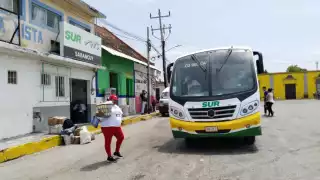 Los pasajeros tienen que abordar los autobuses en la calle y es un peligro, señalan