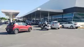 Los contratiempos de los vuelos ocasionaron caos vial en el estacionamiento del aeropuerto