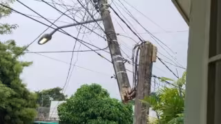 “Solo vinieron a tomar fotos”: Vecinos de Chetumal reclaman atención de la CFE por un poste roto