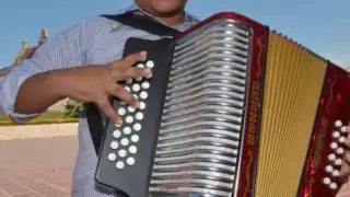 El niño comenzó a tocar el acordeón a los 5 años