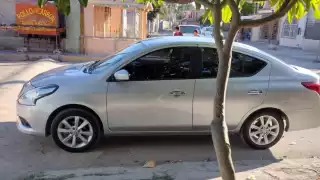 La mujer denuncia que se llevaron el auto durante la madrugada
