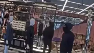 Al salir de la tienda subieron a un vehículo de color negro y huyeron del lugar de los hechos