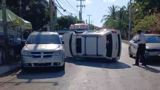 Conductor a exceso de velocidad sufre aparatosa volcadura en la avenida Andrés Quintana Roo