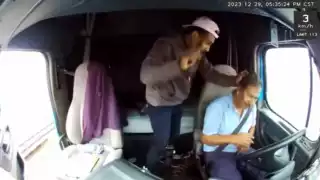 El trailero logró salir con una grave herida en la cabeza