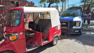 Taxistas bloquean ingreso de pochimóviles al centro de Ciudad del Carmen por operar de forma ilegal