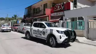 Los delincuentes sacaron un arma de fuego, tipo escopeta, que llevaban oculta