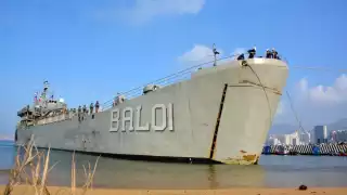 Buques de la Secretaría de Marina atracaron en Acapulco con toneladas de ayuda humanitaria y una pipa con 5 mil litros de de diesel.