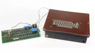 Esta es la computadora que estará en subasta. Foto: Especial