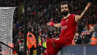 El egipcio terminó anotando el primer y último gol de su equipo, además de que asistió en los otros en un caótico duelo que se disputó en condiciones húmedas en Anfield

