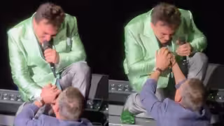 Cristian Castro le besa la mano en pleno concierto a Julio César Chávez