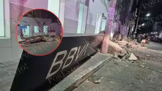 Colapsa fachada de banco BBVA en pleno Centro de Ciudad del Carmen