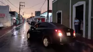 Autoridades municipales ayudaron a quitar los neumáticos de la zanja