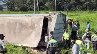 Tráiler cargado con electrodomésticos se vuelca en Escárcega