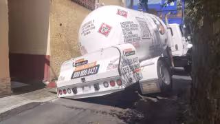 Pipa con 3 mil litros de gas LP cae en socavón en Coyoacán; evacúan a 30 personas