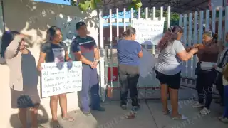 Padres de familia bloquean primaria en Escárcega: exigen destituciones y reinstalación de maestro