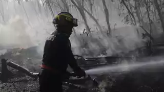 Bomberos trabajaron por varias horas para sofocar las llamas