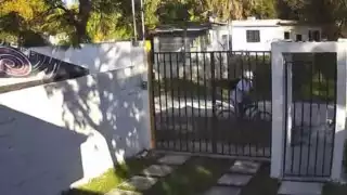 El hombre fue exhibido por vigilar durante varios días por la casa