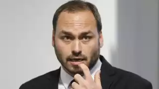 En Brasil la Policía Federal cateo la casa y oficina de Carlos Bolsonaro, hijo del ex presidente Jair Bolsonaro, a quien se le acusa de ser parte de una red de espionaje