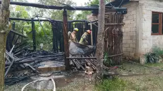 Elementos de seguridad de Kantunilkín sofocaron las llamas de una vivienda en la comunidad de Solferino