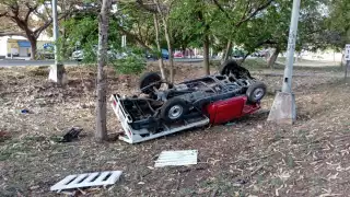 El conductor de la camioneta quedó atrapado entre los fierros
