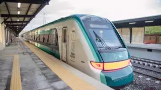 Carlos Slim fue uno de los invitados a subir a los vagones del Tren Maya este domingo