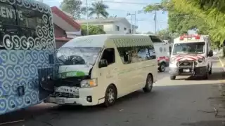 Choque entre taxi de Motul y un Va y Ven en Mérida deja más de 10 pasajeros policontundidos