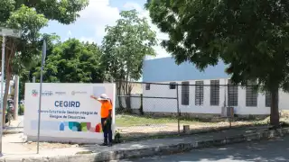 Cuenta con 12 colaboradores, entre meteorólogos y expertos en desastres.