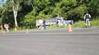 La mujer impactó de frente con el volquete