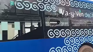 Motociclista apedrea un Va y Ven y lesiona a dos pasajeros en Mérida