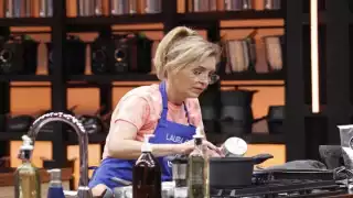 Laura Flores fue la expulsada de la décima emisión de MasterChef Ceelebrity 2021, pues sus platillos fueron los menos afortunados, de acuerdo con la opinión de los tres jueces del programa