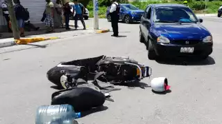 El coche golpeó fuertemente a la unidad ligera, cuyos ocupantes fueron arrastrados cerca de dos metros