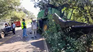 Fuerte choque entre trilladora agrícola y auto en la vía Calkiní–Uxmal moviliza a cuerpos de emergencia