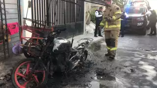 Los celos profesionales habrían orillado al paletero a incendiar la motocicleta