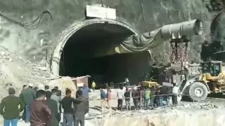 160 rescatistas trabajan para sacar con vida a los obreros