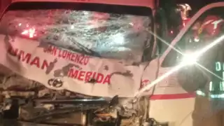 El conductor de la combi quedó prensado en el impacto