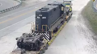 La locomotora pesa aproximadamente 150 toneladas