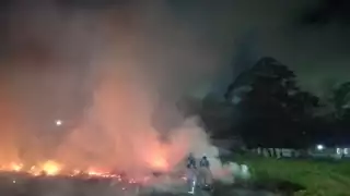 Los bomberos acudieron para acabar con el siniestro