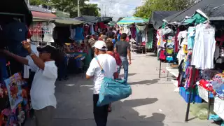 En los mercados sobreruedas, los cancunenses aprovechan para comprar ropa, usada o nueva, pues los comerciantes la venden a un bajo precio.
